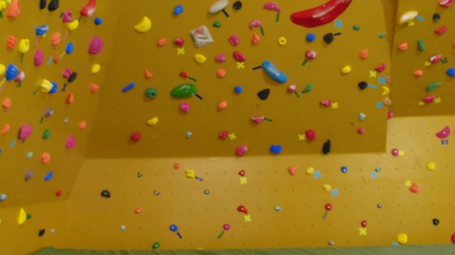 北海道のクライミング施設「ボルダリングジム ORANGE SLAB（オレンジスラブ）」